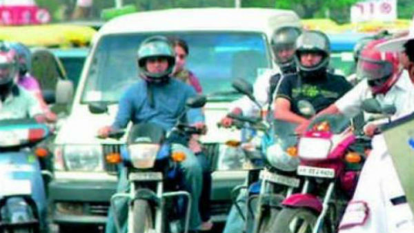 వెనక కూర్చున్న వారికీ హెల్మెట్ తప్పనిసరి..