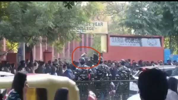 కాలేజీ క్యాంపస్లో పోకిరీల రచ్చ...