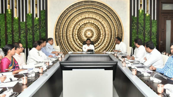 రాష్ట్ర వ్యాప్తంగా అమలులోకి స్కీమ్ ..జగనన్న వసతి దీవెన కార్డుల అందజేత ..