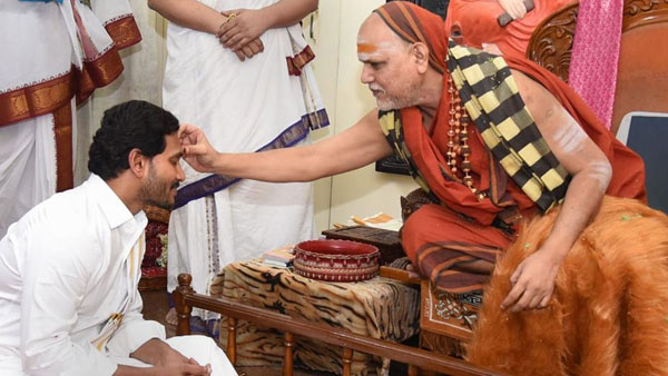 శారదాపీఠంలో విశ్వశాంతి మహాయాగం,రాజశ్యామలాదేవి పూజల్లో పాల్గొన్న జగన్