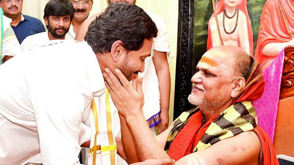 శారదాపీఠాధిపతులతో కలిసి గోపూజలు , జమ్మి ప్రదక్షిణలు
