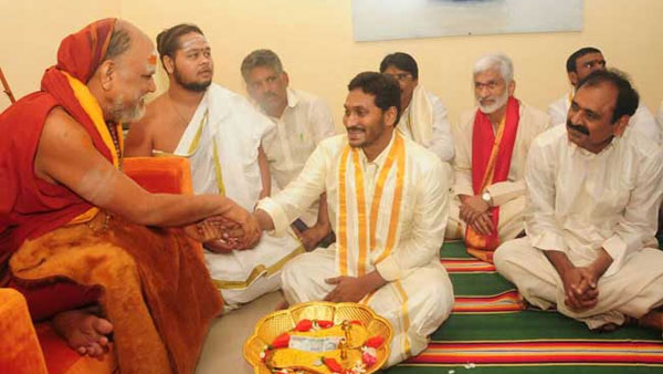 కోర్టుకు కూడా హాజరుకాని జగన్ శారదా పీఠం వెళ్ళటంపై విమర్శలు