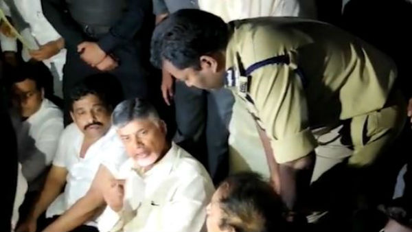 డీజీపీ ఆఫీసు ముందు చంద్రబాబు ధర్నా..
