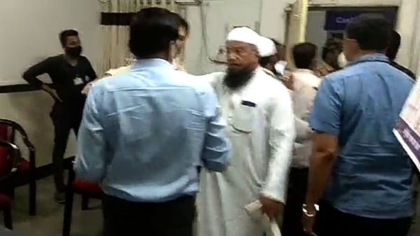 supporters of AIMIM MLA Mufti Ismail abused a doctor at Malegaon General Hospital in Nashik supporters of AIMIM MLA Mufti Ismail abused a doctor at Malegaon General Hospital in Nashik