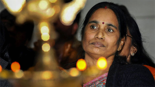 కోర్టులు తమాషా చూస్తున్నాయంటూ...
