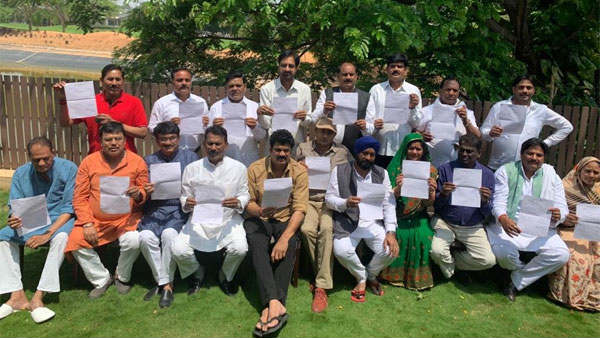 రెబల్స్ చేతిలో కమల్ నాథ్ భవిష్యత్తు !