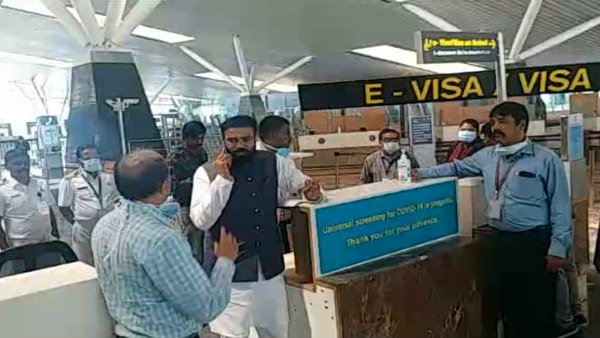 అందరూ బయటి నుంచి వచ్చినోళ్లే..