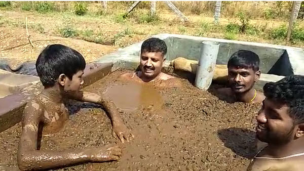 గోబర్ స్నానంతో కరోనా పరార్, వీడియో వైరల్