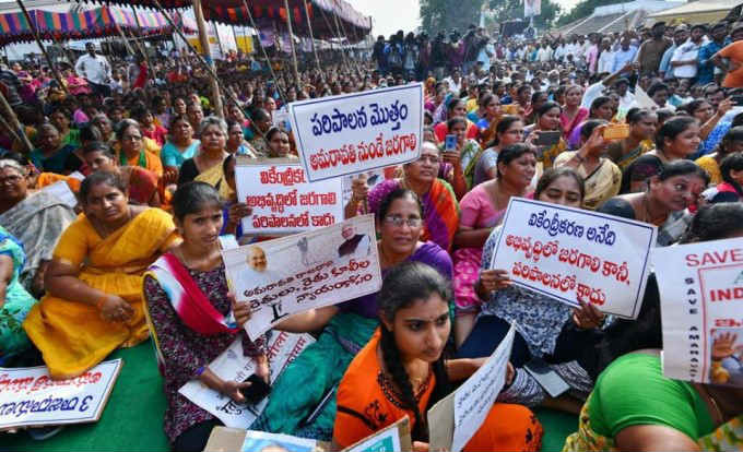 coronavirus affect : ap police notices to amaravati protesters to stop the movement coronavirus affect : ap police notices to amaravati protesters to stop the movement