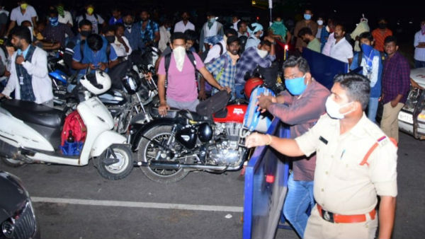 కారు ఆపి ప్రశ్నించినందుకు రెచ్చిపోయిన యువతి