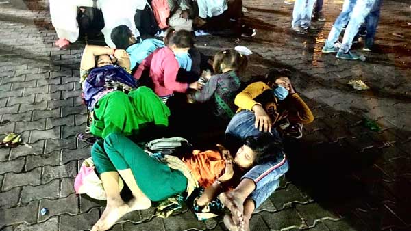 రాత్రంతా రోడ్లపైనే..