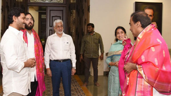 రిలయన్స్ పై వైఎస్ అభిమానుల దాడులు..