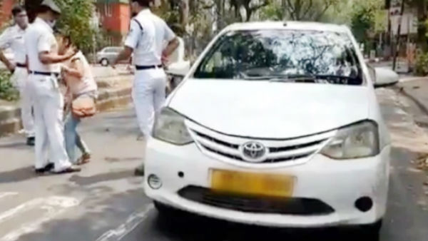 పశ్చిమబెంగాల్ రాజధాని కోల్కతాలో రోడ్ పై యువతి హంగామా