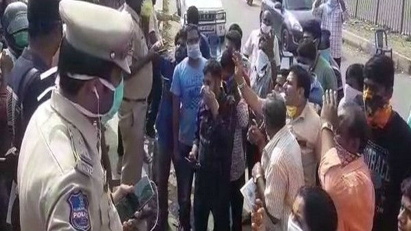కుదించిన సమయంలో నిత్యావసరాల కొనుగోలు కష్టం అంటున్న ప్రజలు