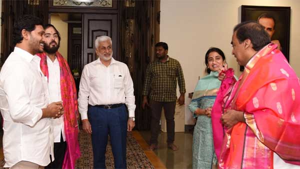 తండ్రిని చంపినోడికి సన్మానమా?