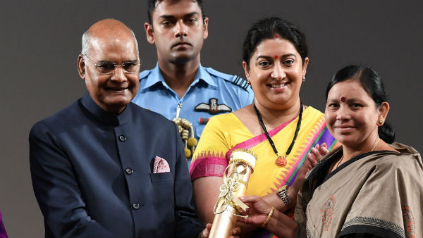 President Kovind presented the Nari Shakti Award to Padala Bhudevi from Srikakulam President Kovind presented the Nari Shakti Award to Padala Bhudevi from Srikakulam