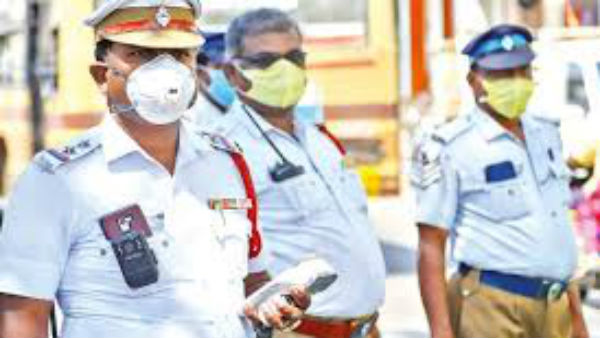 తమ తండ్రులు బయటకు వెళ్లొద్దు అని ఏడుస్తున్న చిన్నారులు