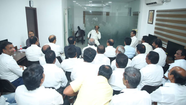 హఠాత్తుగా పార్టీ జిల్లా స్థాయి కార్యదర్శులతో భేటీ..