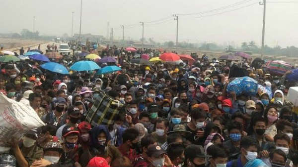 ఒక్కసారిగా రోడ్డునపడ్డ వలస కార్మికులు