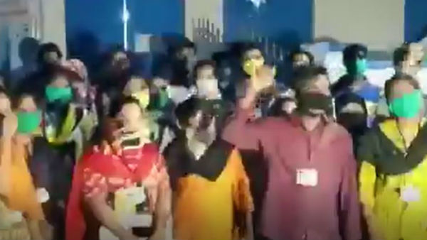 Volunteers in Rajahmundry staged protest alleging that police had cane charged them Volunteers in Rajahmundry staged protest alleging that police had cane charged them
