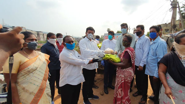 కూరగాయలతో అభ్యర్ధుల ప్రచారం...