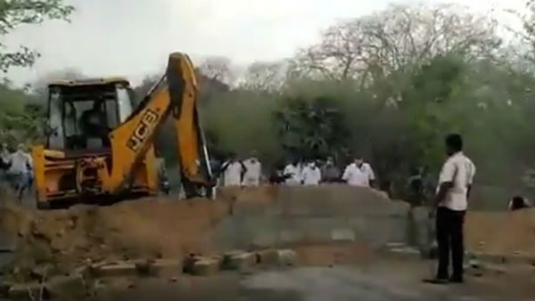Wall built along Tamil Nadu-Andhra Pradesh border in Vellore district demolished Wall built along Tamil Nadu-Andhra Pradesh border in Vellore district demolished