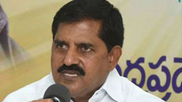 వాలంటీర్లతో కలిసి వైసీపీ అభ్యర్థులే డబ్బులు పంచుతున్నారు