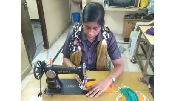 Woman Constable B Amareswari stitching and distributing masks in Hyderabad Woman Constable B Amareswari stitching and distributing masks in Hyderabad