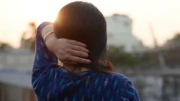 స్టేషన్ ముందు కూర్చుని హంగామా ... యువతికి నచ్చజెప్పిన పోలీసులు