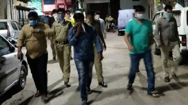 మందుబాబులకు మద్యంపోస్తూ టిక్ టాక్ వీడియోలు .. సోషల్ మీడియాలో వైరల్