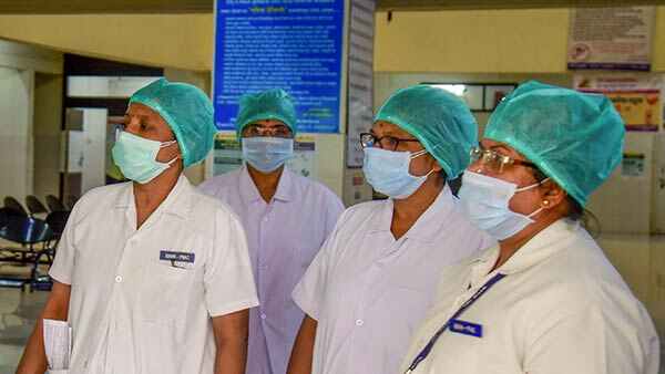 చికిత్స చేస్తున్న డాక్టర్లు, నర్సులు