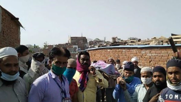 Muslim neighbours perform last rites of Hindu man during lockdown Muslim neighbours perform last rites of Hindu man during lockdown