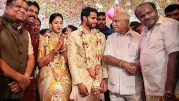 కరోనా నియమాలు పాటించాలి కదా !