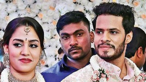వివాహ సమయంలో మాస్కులు లేకుండా..