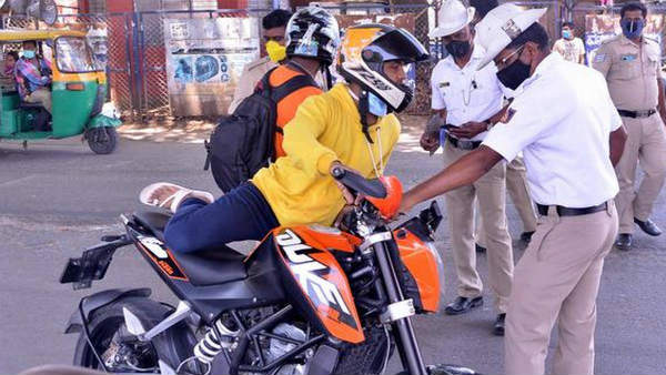 వాహనాలపై ప్రయాణాల విషయంలో రూల్స్ అతిక్రమిస్తున్న వాహన చోదకులు
