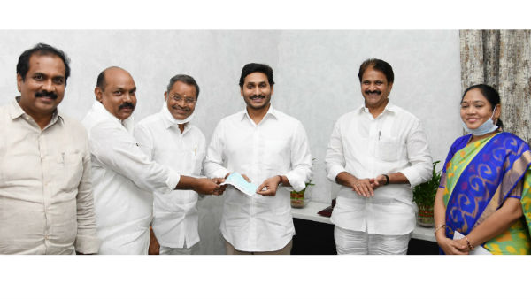మాస్కులు లేకుండానే సీఎంకు చాలా దగ్గరగా...