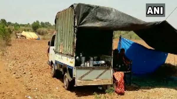 Families in Muddenahalli Karnataka had shifted to fields live in tents, amid Covid-19 Families in Muddenahalli Karnataka had shifted to fields live in tents, amid Covid-19