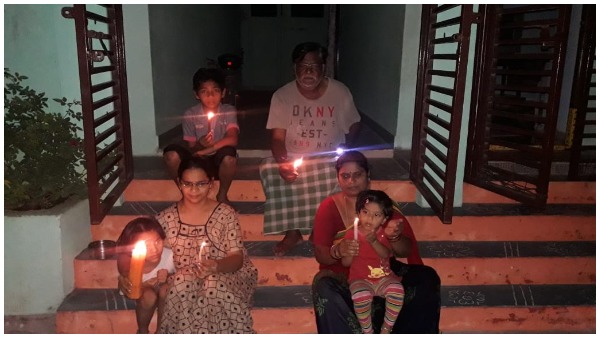 ఇంటి ముందు కొవ్వొత్తులతో