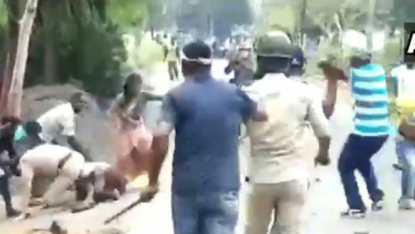 Locals clash with police over ration distribution in West Bengal.. Locals clash with police over ration distribution in West Bengal..