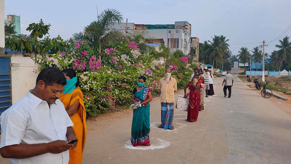 అపార్ట్ మెంట్ నిర్వాహకులతో అధికారుల చర్చలు..