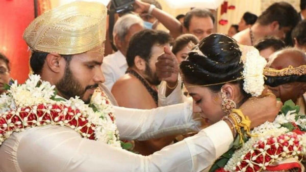 అతి కొద్దిమంది సన్నిహితుల మధ్య..