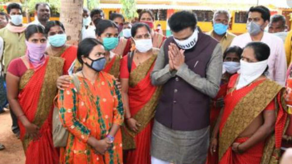 Karnataka minister violates social distancing while teaching villagers about it Karnataka minister violates social distancing while teaching villagers about it