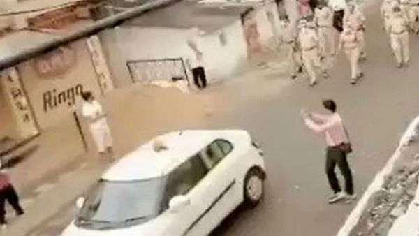 Nagpur Residents Shower Flowers, Cheer Cops Amid Coronavirus Lockdown Nagpur Residents Shower Flowers, Cheer Cops Amid Coronavirus Lockdown
