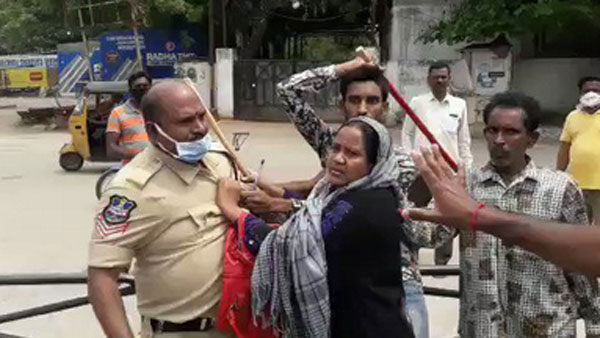 Telangana: Constable on lockdown duty assaulted at Moula Ali in Hyderabad by a women Telangana: Constable on lockdown duty assaulted at Moula Ali in Hyderabad by a women