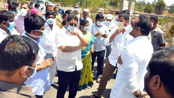 కరోనా మాటున రాజకీయాలపై విపక్షాల విమర్శలు...