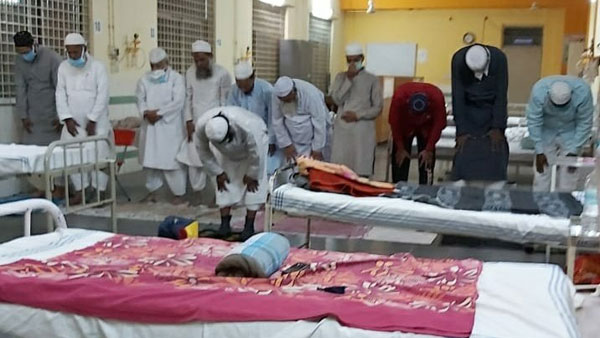 People under quarantine at Gandhi Hospital in Hyderabad, offering namaaz without social distancing People under quarantine at Gandhi Hospital in Hyderabad, offering namaaz without social distancing