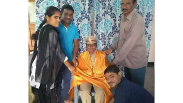 man felicitates and did pada puja to his police wife in hyderabad man felicitates and did pada puja to his police wife in hyderabad