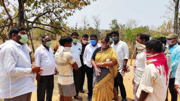 ట్రాక్టర్ నిత్యావసరాలు తీసుకెళ్ళి ఆదివాసీలకు బాసటగా ఎమ్మెల్యే సీతక్క ..