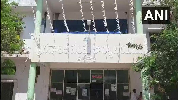 Andhra Pradesh: officials in Srikalahasti have identified 15 persons returned from Nizamuddin Andhra Pradesh: officials in Srikalahasti have identified 15 persons returned from Nizamuddin
