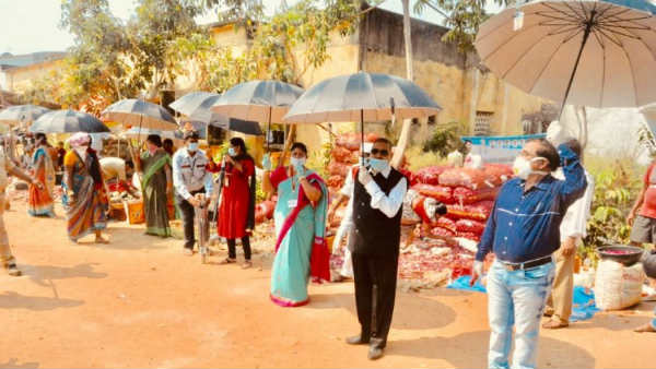 గొడుగుతో సామాజిక దూరం...